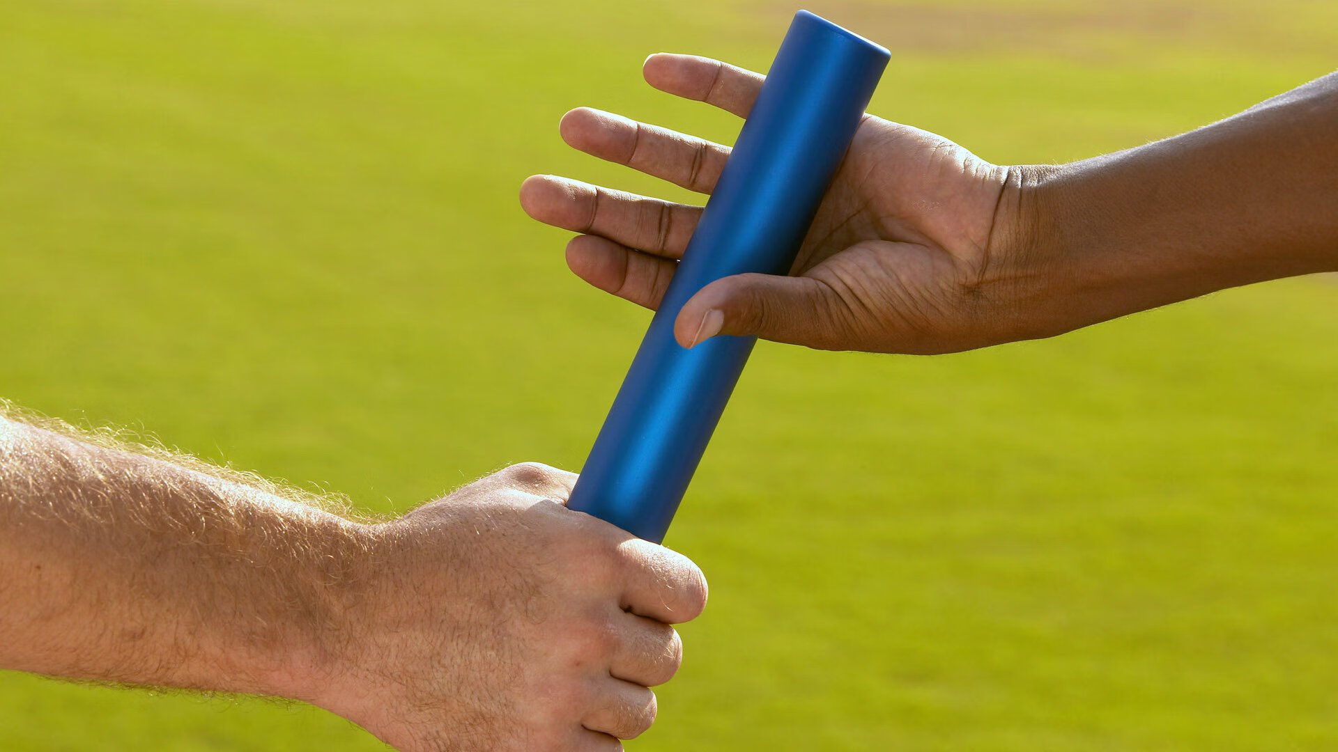 城市楼顶跑酷对抗赛 斜屋顶与矮墙间穿梭令人心跳加速